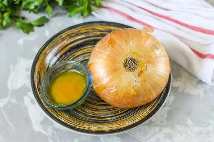 Луковица и мед в пиале