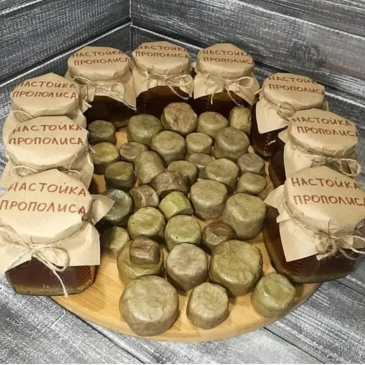 Банки с этикетками «Настойка прополиса» и шайбы прополиса