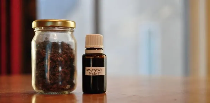 Банка с прополисом-сырцом и флакон аптечной настойки прополиса