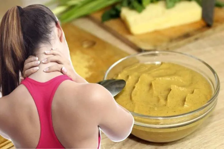 Женщина держится за шею, рядом миска с медовой смесью