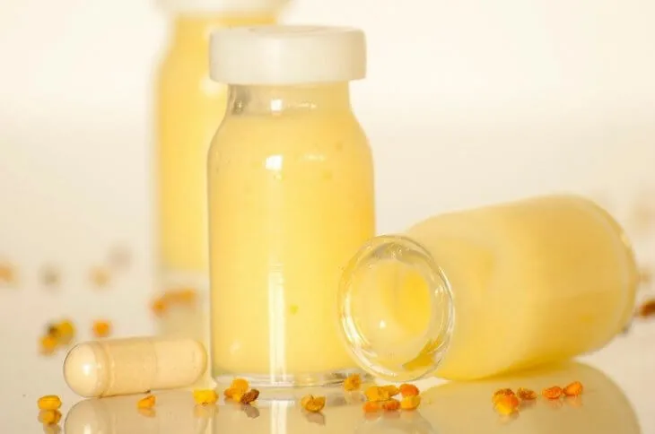 Флаконы маточного молочка, капсула и пыльца