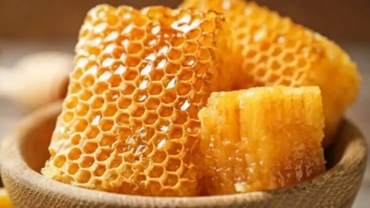 Пчелиные соты, наполненные медом