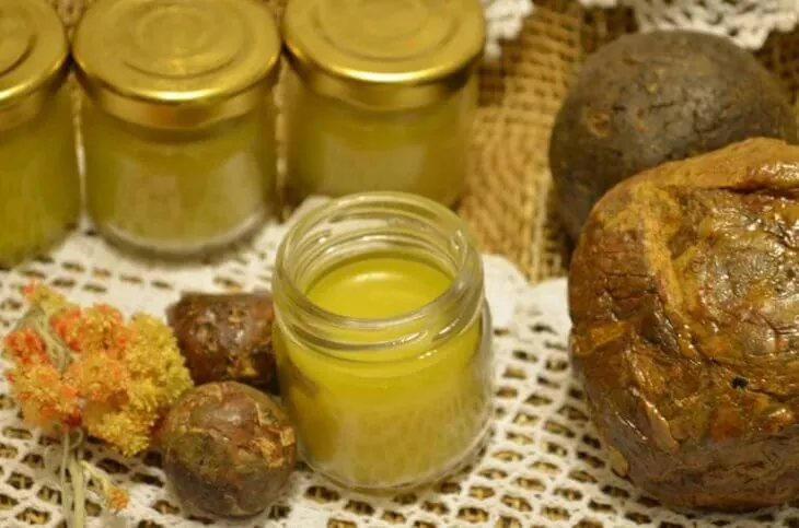 Баночки меда с прополисом и куски прополиса-сырца