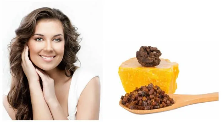 Улыбающаяся женщина, рядом кусочки прополиса на сотах и в деревянной ложке