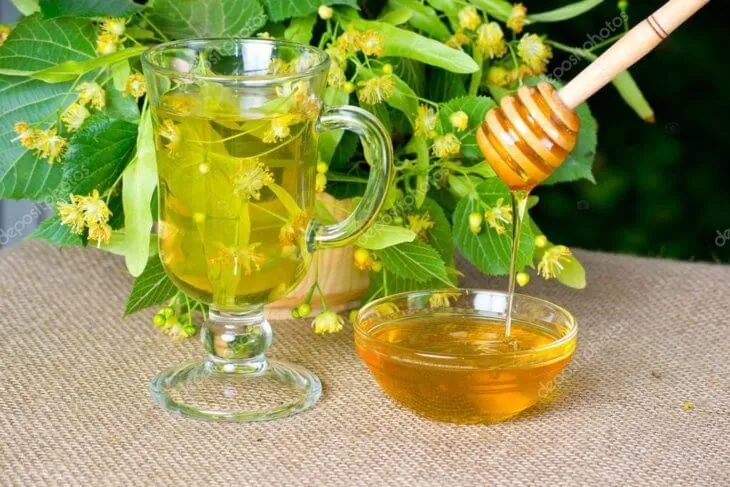 Липовый мед в банке и чай с цветками липы
