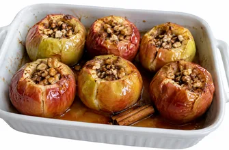 Целые яблоки, запеченные с медом и грецкими орехами, в керамической форме